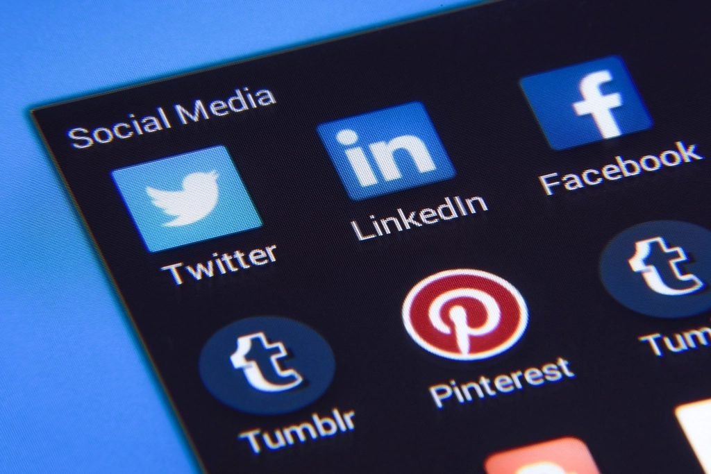 Smartphone screen displaying a grid of social media app icons